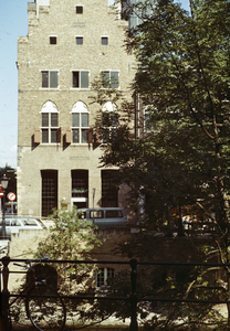 800607 Gezicht op de voorgevel van het huis Drakenburg (Oudegracht 114) te Utrecht.